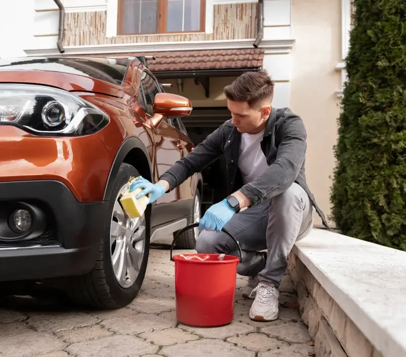 Lavage auto à domicile Granville : professionnel intervenant sur un véhicule